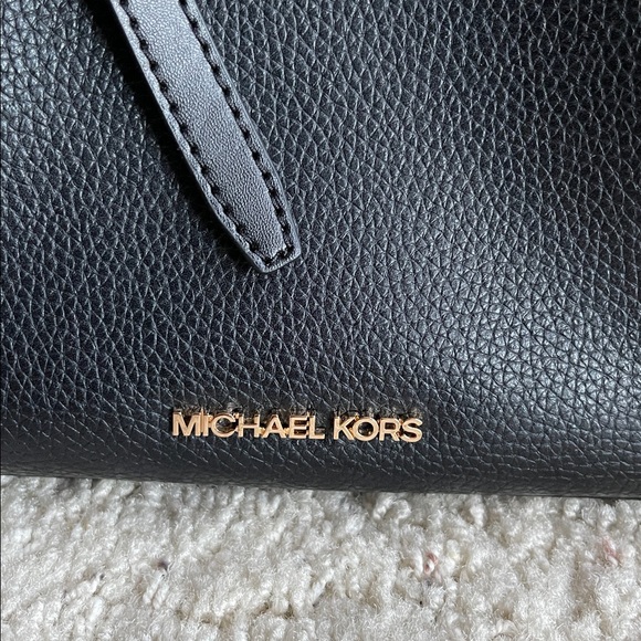 NWOT MINT MICHAEL KORS LEATHER PURSE BAG W GOLD ACCENTS - Picture 3 of 14
